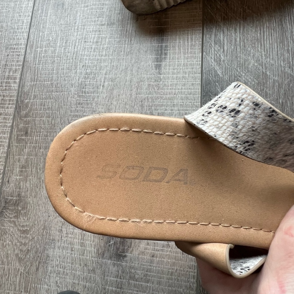 Soda Topic Flatform Sandals in Python Size 8 - Picture 6 of 8